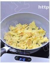 芹菜炒鸡蛋的做法 步骤4